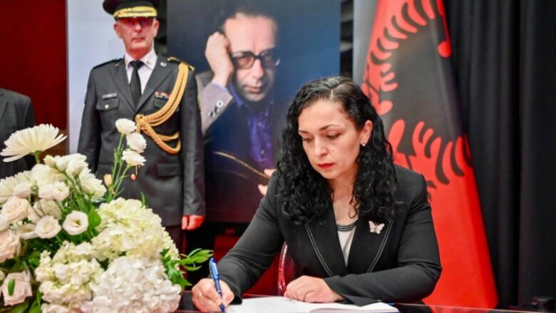 “Liria e Kosovës për të ishte triumfi i kombit shqiptar”, Osmani bëri homazhe në ceremoninë lamtumirës për Kadarenë