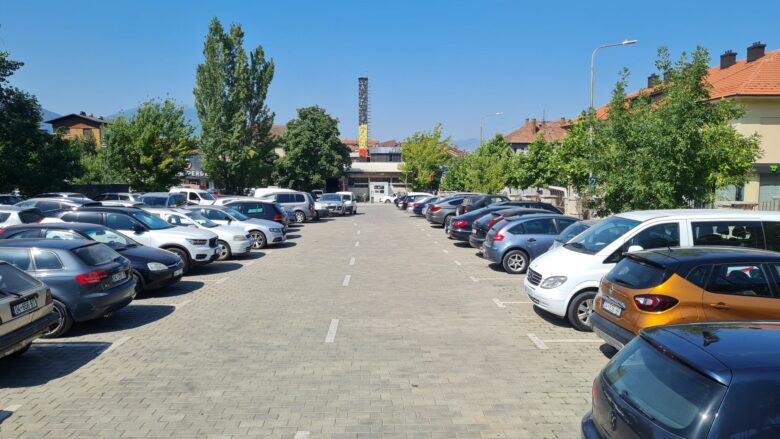 Dy parkingje në Prizren vihen në dispozicion të mërgimtarëve