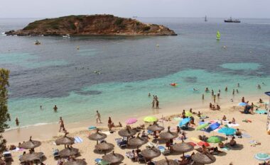 “Gara” e pushuesve në Mallorca – dënohet rezervimi i plazhit apo shezllonëve