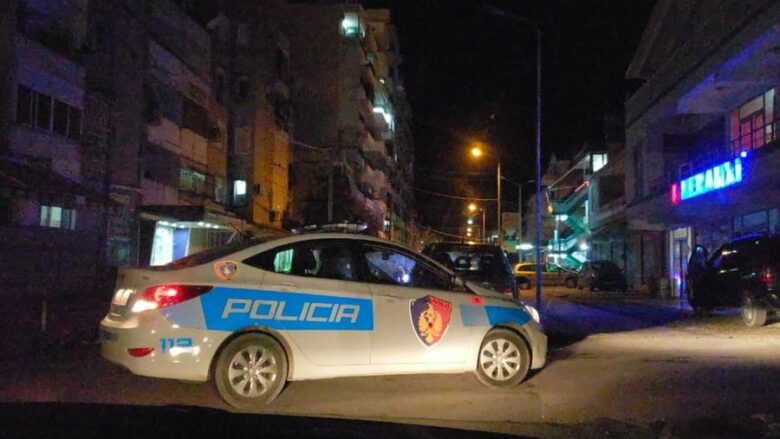 Vetura e policisë shtyp këmbësorin në bulevardin e Vlorës