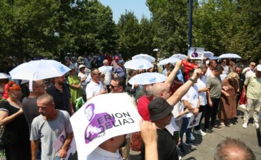 Temperaturat ekstreme nuk pengojnë mbështetësit e opozitës, protestojnë sërish para Bashkisë së Tiranës