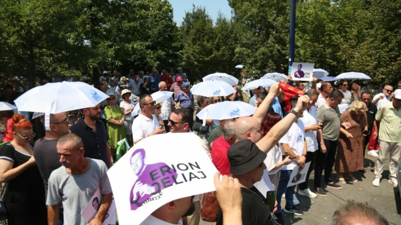 Protesta e opozitës, hidhen vezë në drejtim të bashkisë së Tiranës