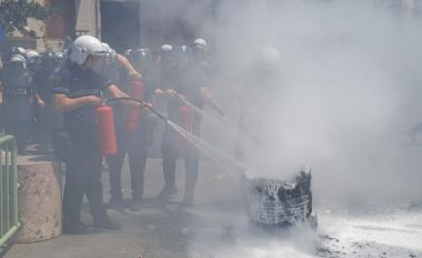Përshkallëzohet protesta e opozitës, protestuesit djegin goma para Bashkisë së Tiranës