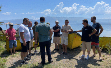 Peshkatarët protestë në Pogradec: Vendqëndrimi i varkave po kthehet në plazh privat