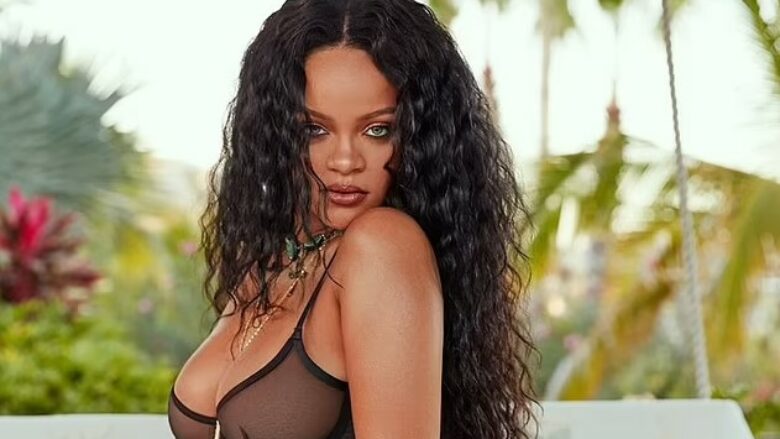 Rihanna del thuajse nudo me të brendshme të zeza të tejdukshme, për të njoftuar rikthimin e “Savage X Fenty”