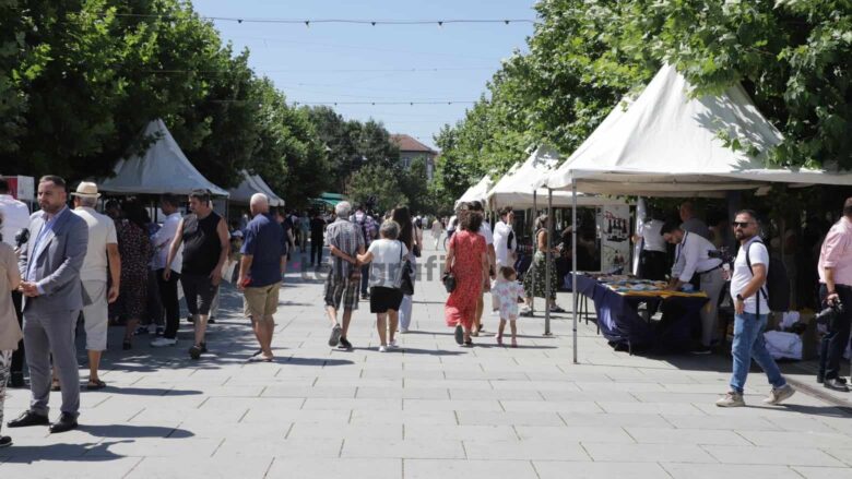 Nga “po ndihemi si të huaj” deri te “këtu e ndjejmë ngrohtësinë”, mërgimtarët tregojnë si po i kalojnë pushimet në Kosovë