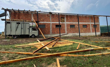 Erërat e forta dhe shiu i shkaktojnë dëme të mëdha materiale një banori nga fshati Bilinic