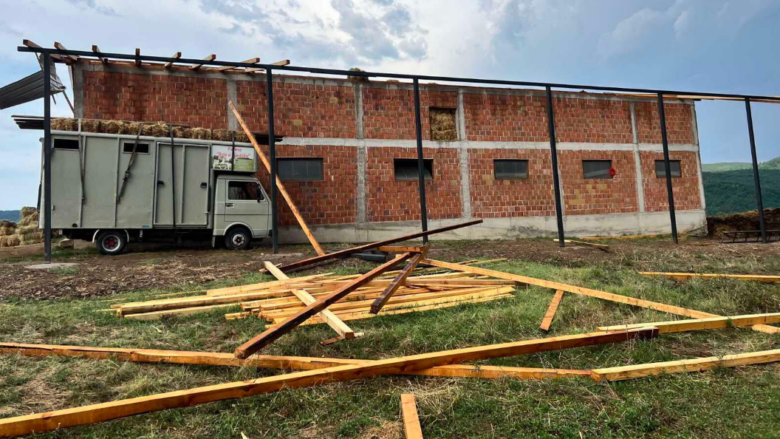 Erërat e forta dhe shiu i shkaktojnë dëme të mëdha materiale një banori nga fshati Bilinic