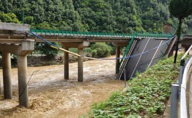 “Shkaku i cilësisë së dobët” – shembet një urë në Kinë, të paktën 11 të vdekur