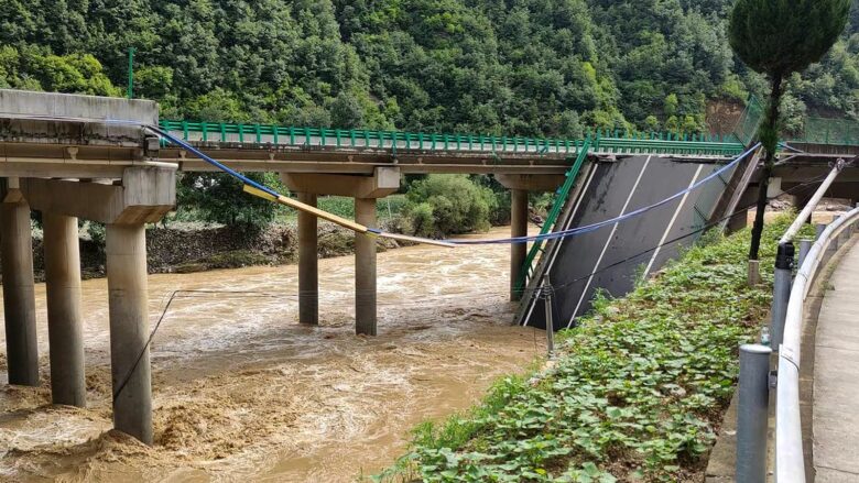“Shkaku i cilësisë së dobët” – shembet një urë në Kinë, të paktën 11 të vdekur