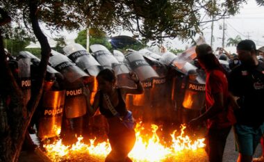 Protestuesit përleshen me policinë teksa protestojnë për rezultatin e diskutueshëm të zgjedhjeve në Venezuelë - pamje që tregojnë kaosin e krijuar