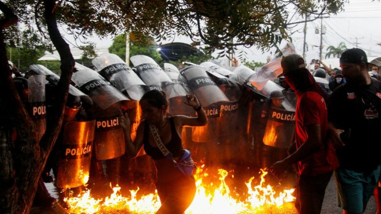 Protestuesit përleshen me policinë teksa protestojnë për rezultatin e diskutueshëm të zgjedhjeve në Venezuelë – pamje që tregojnë kaosin e krijuar