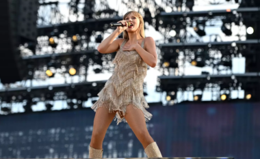 Fansat e Taylor Swift të shtangur me përpjekjet e truprojës së saj për ta mbrojtur gjatë koncertit