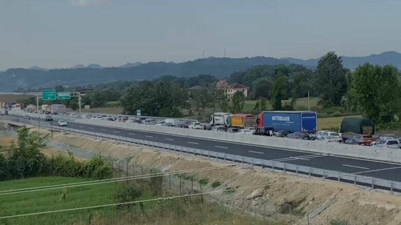 Trafik i rënduar në autostradën Thumanë-Kashar