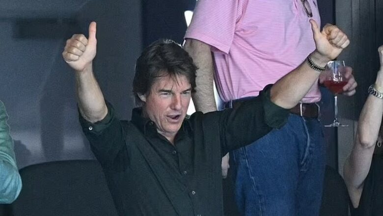Tom Cruise bëri një paraqitje befasuese në Lojërat Olimpike të Parisit 2024, teksa brohoriste për SHBA-në