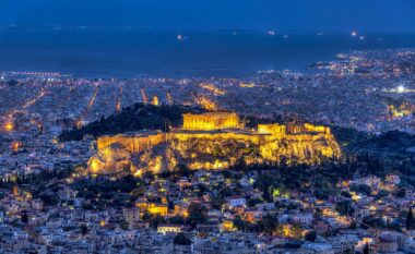 Greqia vendos një taksë ‘krize’ për prodhuesit e energjisë elektrike