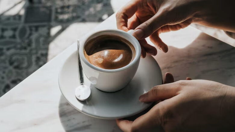 Pse nuk duhet të konsumoni kafe gjatë temperaturave të larta?