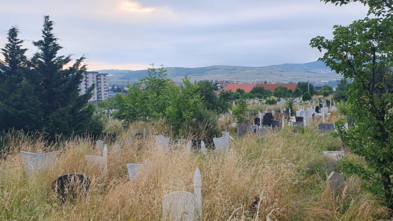 Varrezat në Gjilan në gjendje të mjerueshme, qytetarët kërkojnë nga komuna që t’i mirëmbajnë
