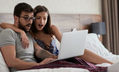 Si ndikojnë filmat pornografikë në jetën seksuale?!