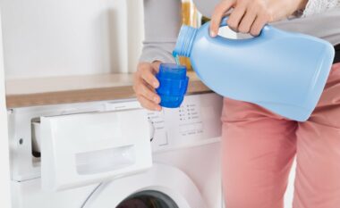 As më shumë e më pak, sasia e detergjentit që duhet të përdorni për të larë rrobat