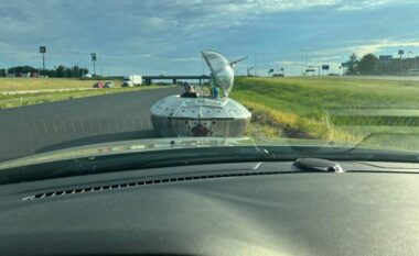 Një “UFO” është parë duke lëvizur me shpejtësi në një autostradë të SHBA-së