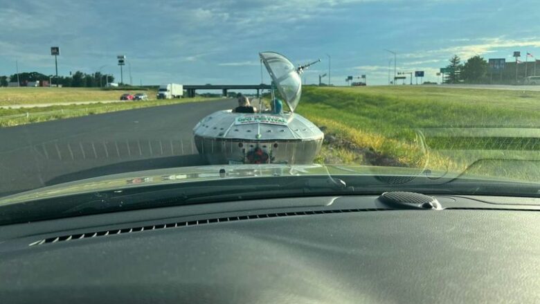 Një “UFO” është parë duke lëvizur me shpejtësi në një autostradë të SHBA-së