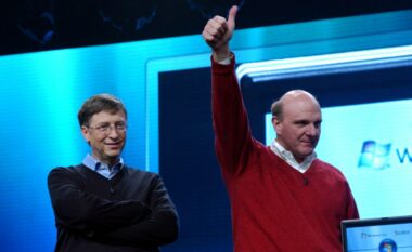 Ish-CEO i Microsoft-it, Steve Ballmer, po aq i pasur sa ish-shefi i tij Bill Gates – të paktën shkurtimisht