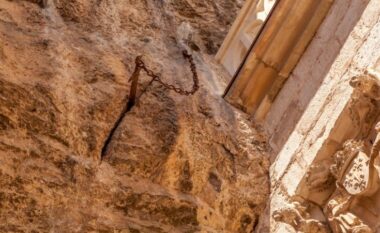 Mungon “Excalibur” francez: Dikush e nxori nga guri pas 1300 vjetësh, publiku është i indinjuar