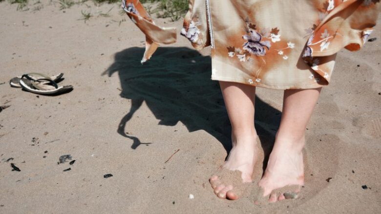 Ajo po ecte në plazh, më pas u rrëzua papritur – gruaja për pak sa nuk u “gëlltit” nga rëra