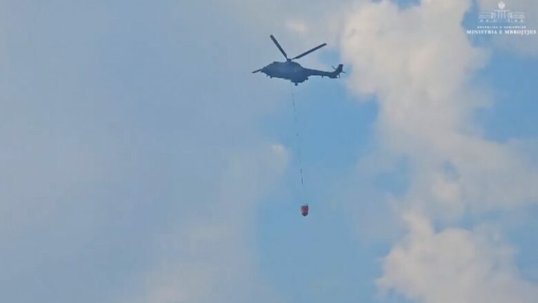 Peleshi: Helikopteri Cougar dhe rreth 30 ushtarë rinisin aksionin për shuarjen e zjarrit në Dropull