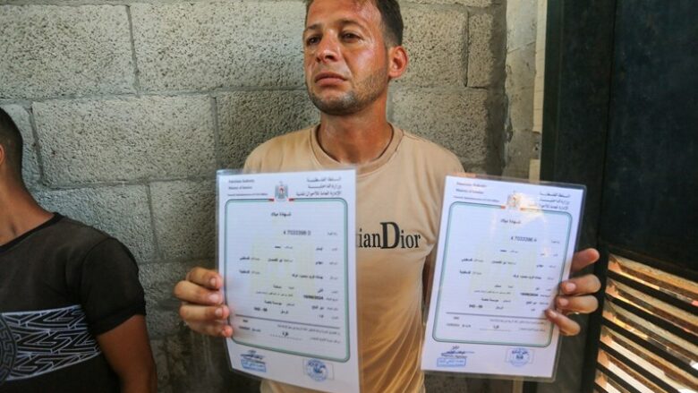 Babai nga Gaza shkoi për të marrë certifikatat e lindjes së binjakëve, kur u kthye ata kishin vdekur – predha izraelite goditi shtëpinë e tyre