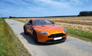 Pavarësisht se ka 515 mijë kilometra të kaluara, pronari i Aston Martin V8 Vantage thotë se akoma në gjendje të jashtëzakonshme