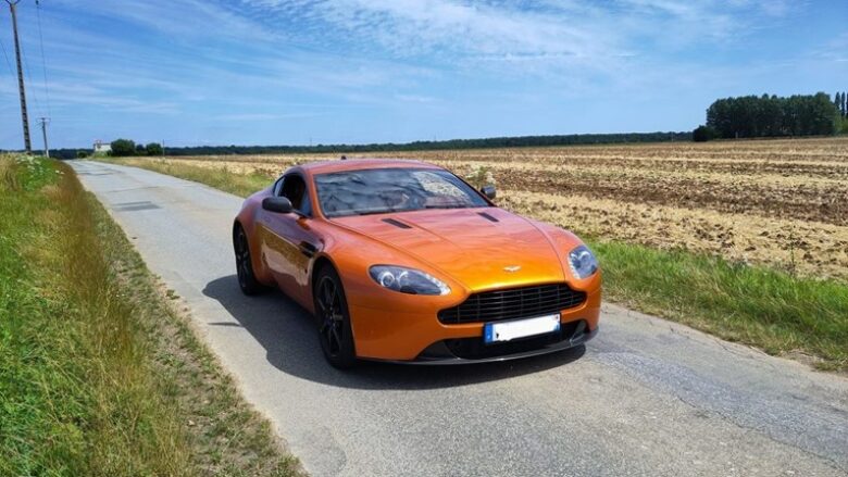 Pavarësisht se ka 515 mijë kilometra të kaluara, pronari i Aston Martin V8 Vantage thotë se akoma në gjendje të jashtëzakonshme