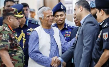 Muhammad Yunus zbarkon në Bangladesh për të udhëhequr qeverinë e përkohshme