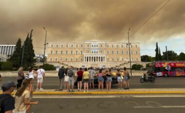 Një zjarr në afërsi të kryeqytetit të Greqisë errëson qiellin mbi Athinë dhe po shpërndahet me shpejtësi