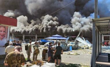 Rusët bombardojnë një supermarket në Donetsk, raportohet se ka viktima