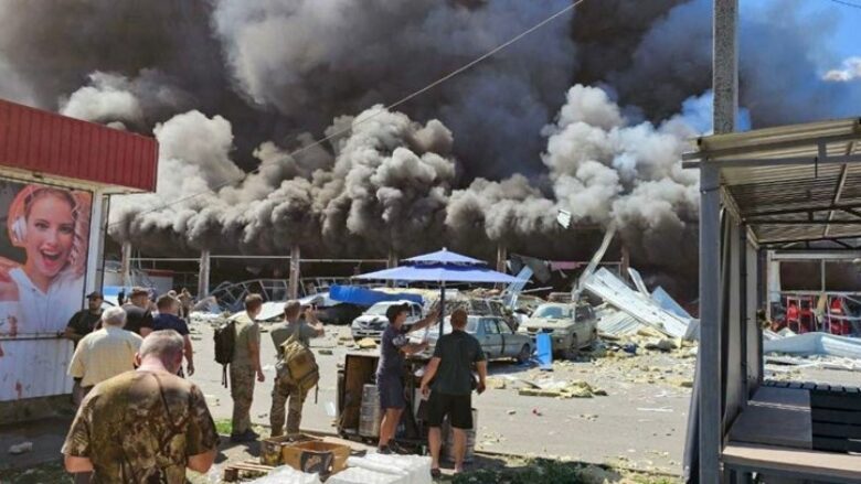 Rusët bombardojnë një supermarket në Donetsk, raportohet se ka viktima