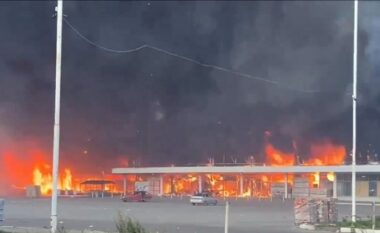 Zjarr e shpërthime në një qendër tregtare në Donetsk, raportohet për të vrarë dhe plagosur