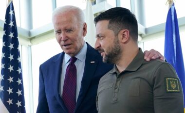 Biden flet me Zelenskyn, e njofton për ndihmën e re ushtarake për Ukrainën