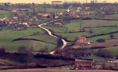 Objekti që shërbente si restaurant dhe shtëpi për banorët e fshatit Cërmjan, sot në prag të rrënimit