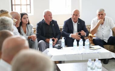 Haradinaj viziton familjen që i ishin vrarë katër anëtarë në Ditën e Bajramit në mars të 99-ës