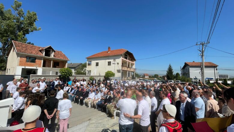 Në Binçë të Vitisë përurohet sheshi dhe bëhet zbulimi i bustit Mark Sopi