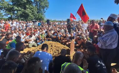 Varroset Faton Hajrizi, në ceremoninë e varrimit marrin pjesë një numër i madh qytetarësh