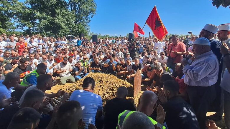 Varroset Faton Hajrizi, në ceremoninë e varrimit marrin pjesë një numër i madh qytetarësh