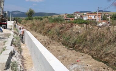 Vazhdojnë punimet për rregullimin e shtratit të lumit Podranqa në Vushtrri