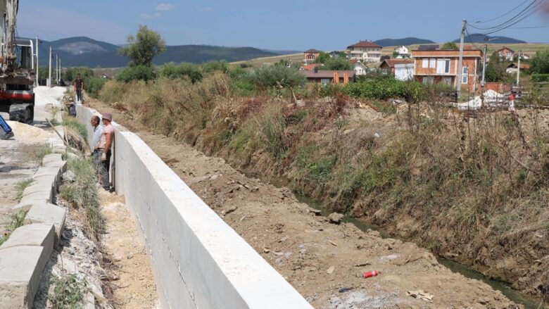 Vazhdojnë punimet për rregullimin e shtratit të lumit Podranqa në Vushtrri