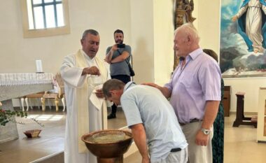 Dhjetëra kosovarë pagëzohen në katolik, në kishën e Llapushnikut “Shën Abrahami”