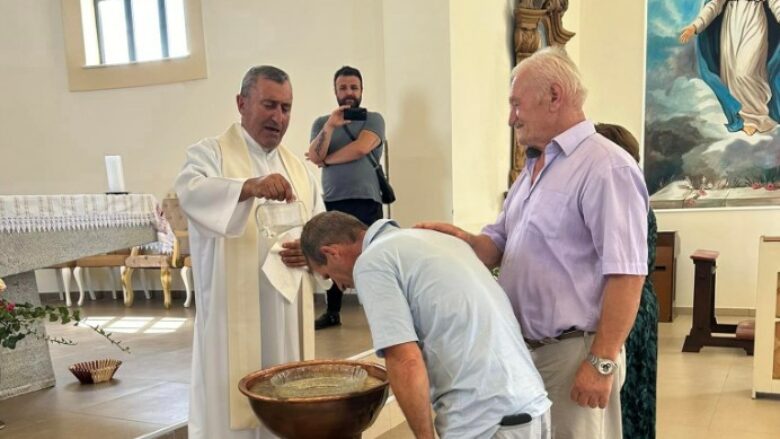 Dhjetëra kosovarë pagëzohen në katolik, në kishën e Llapushnikut “Shën Abrahami”