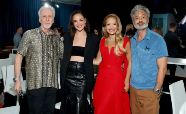 Rita Ora dhe Taika Waititi takohen me regjisorin legjendar James Cameron