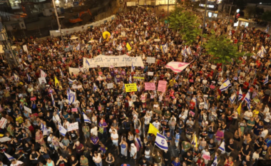 Shpërthejnë tubimet antiqeveritare në Izrael, mijëra protestues i kërkojnë Netanyahut të arrijë një marrëveshje për lirimin e pengjeve